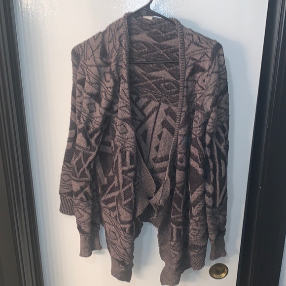 Wild Pearl Aztec Gray/Black Cardigan in Size Large - Picture 2 of 4